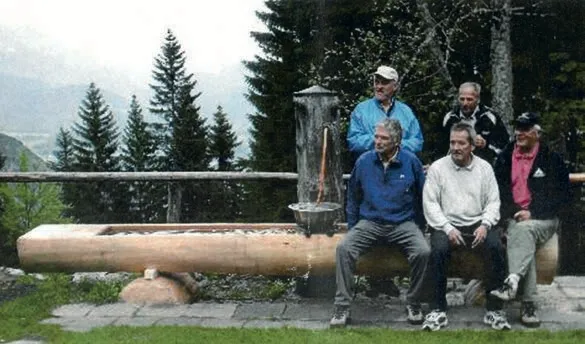 Mitglieder am Brunnentrog
