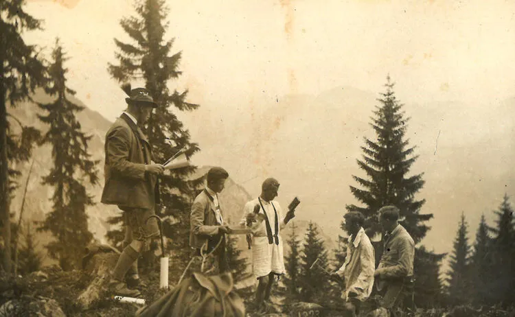 Historische Aufnahme: Mitglieder des Ski-Klubs beim Bau der Skihütte