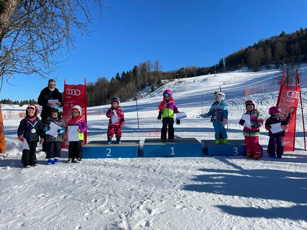 Kinder der SKB-Kinderskischule im Schnee
