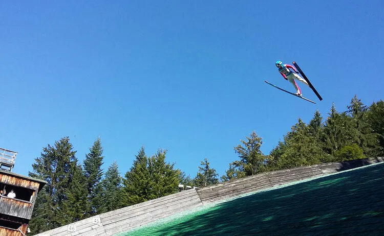 Skispringer im Flug